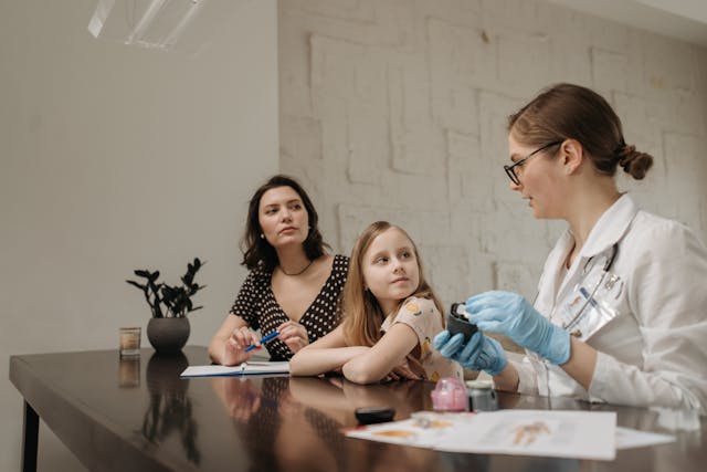 Featured image β pregnant woman holding folic acid supplement bottle